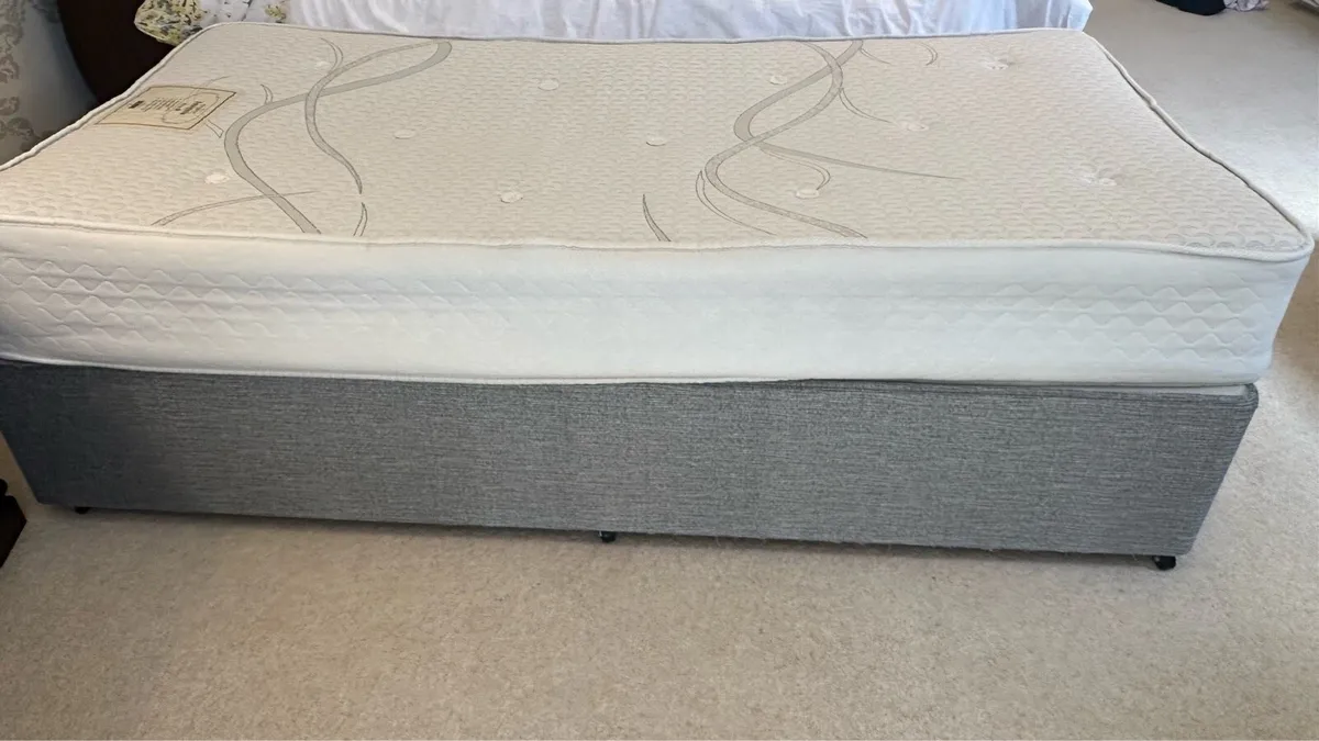 Single bed - Image 2