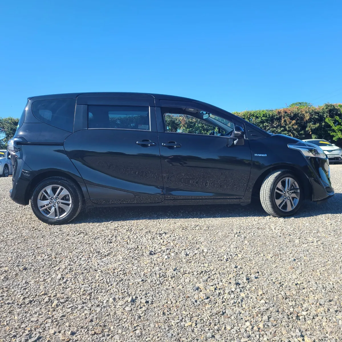 2019 Toyota Sienta Hybrid - Image 3