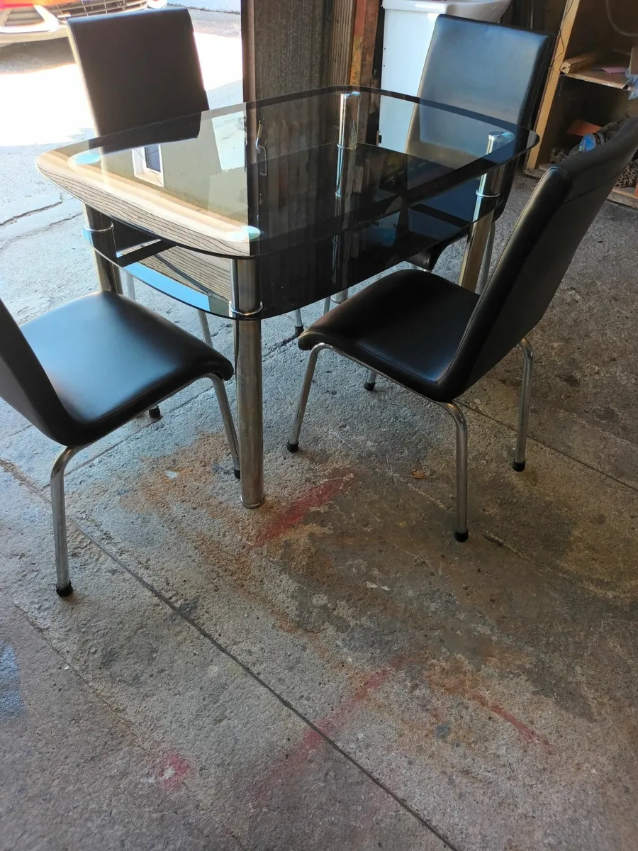 Kitchen table and chairs - Image 4