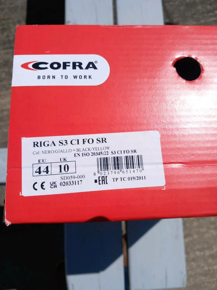 New boots safety size 10 - Image 1