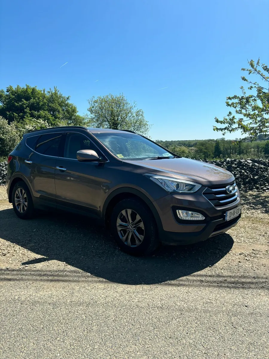 131 Hyundai Santa Fe 4WD EXECUTIVE  7 SEATS - Image 2