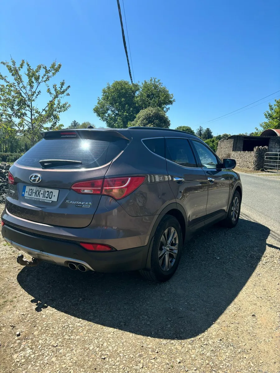 131 Hyundai Santa Fe 4WD EXECUTIVE  7 SEATS - Image 3