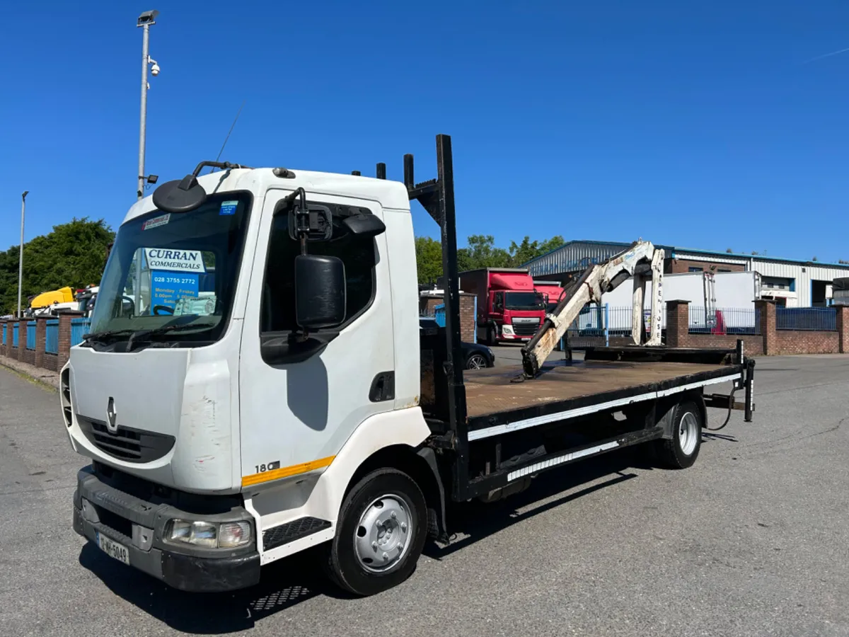 2012 Renault 7.5 ton flat with crane - Image 1
