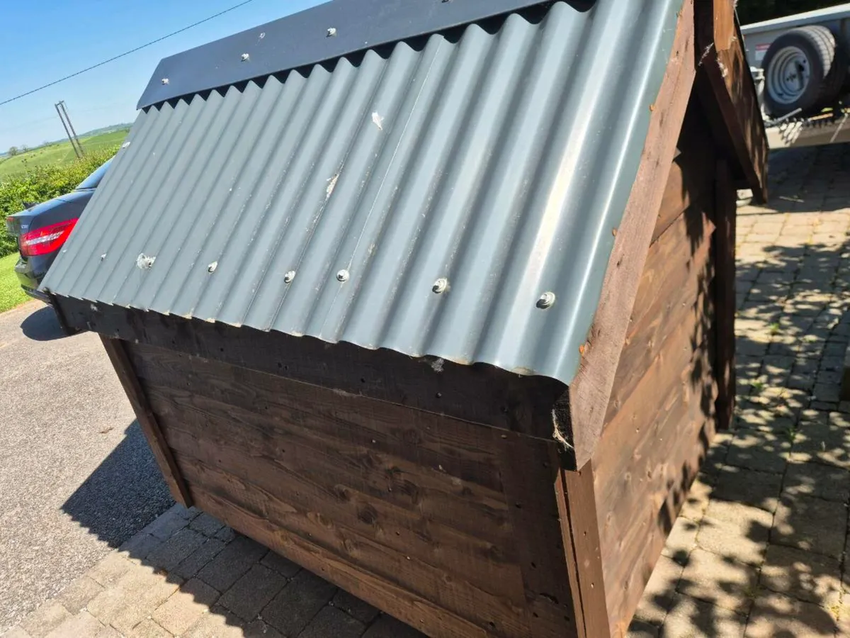 Large wooden dog kennel - Image 2