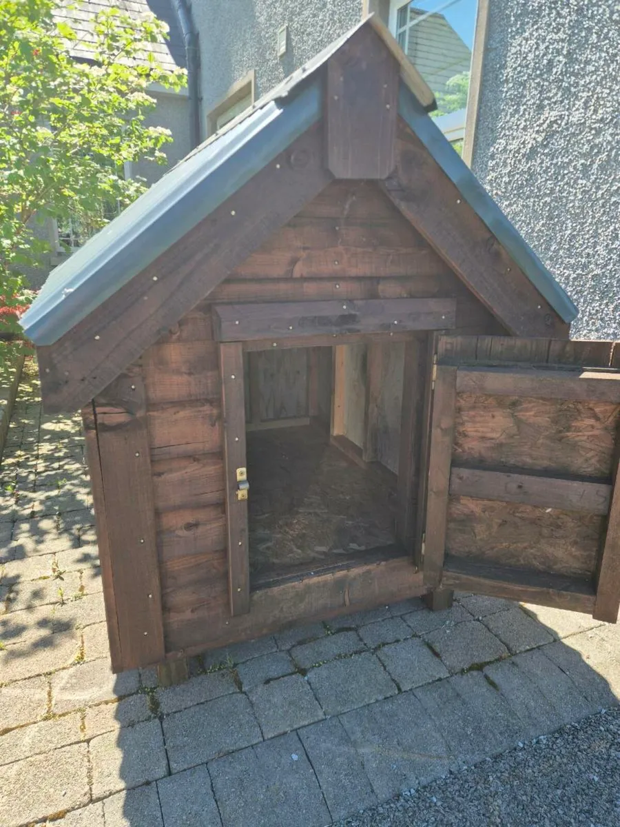 Large wooden dog kennel - Image 4