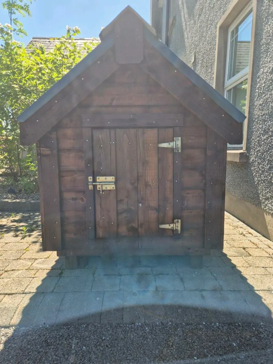 Large wooden dog kennel - Image 1