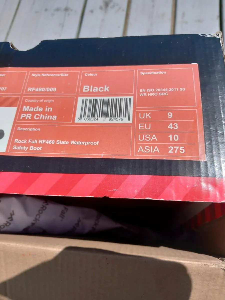Size 9 safety boots premium quality - Image 1
