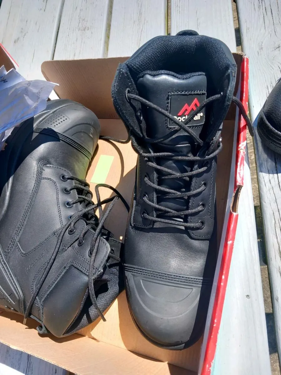 Size 9 safety boots premium quality - Image 2