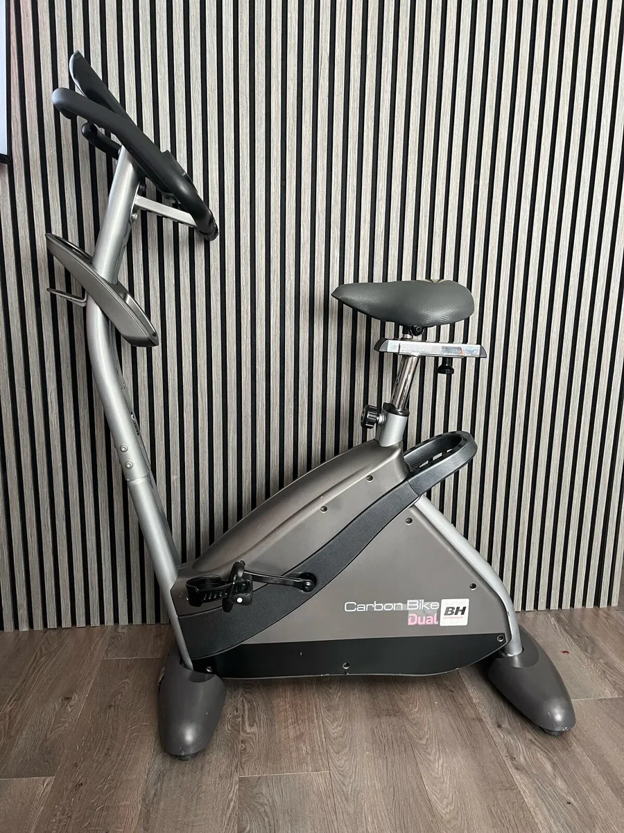 Exercise bike /24st user capacity / BH fitness - Image 1
