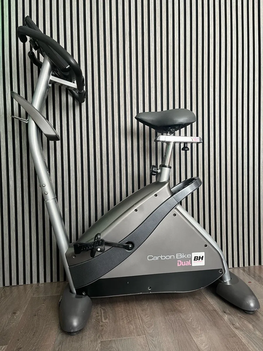 Exercise bike /24st user capacity / BH fitness - Image 3
