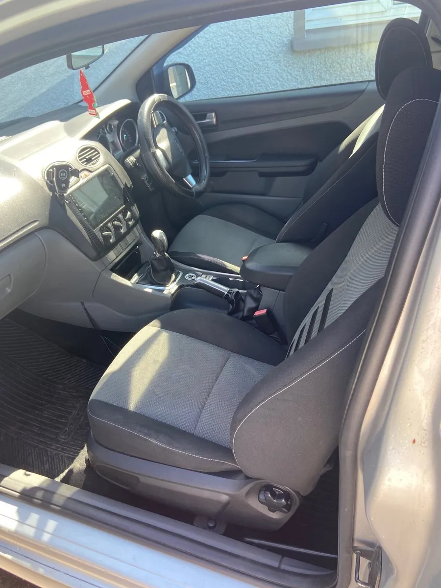 Ford Focus 2010 - Image 2