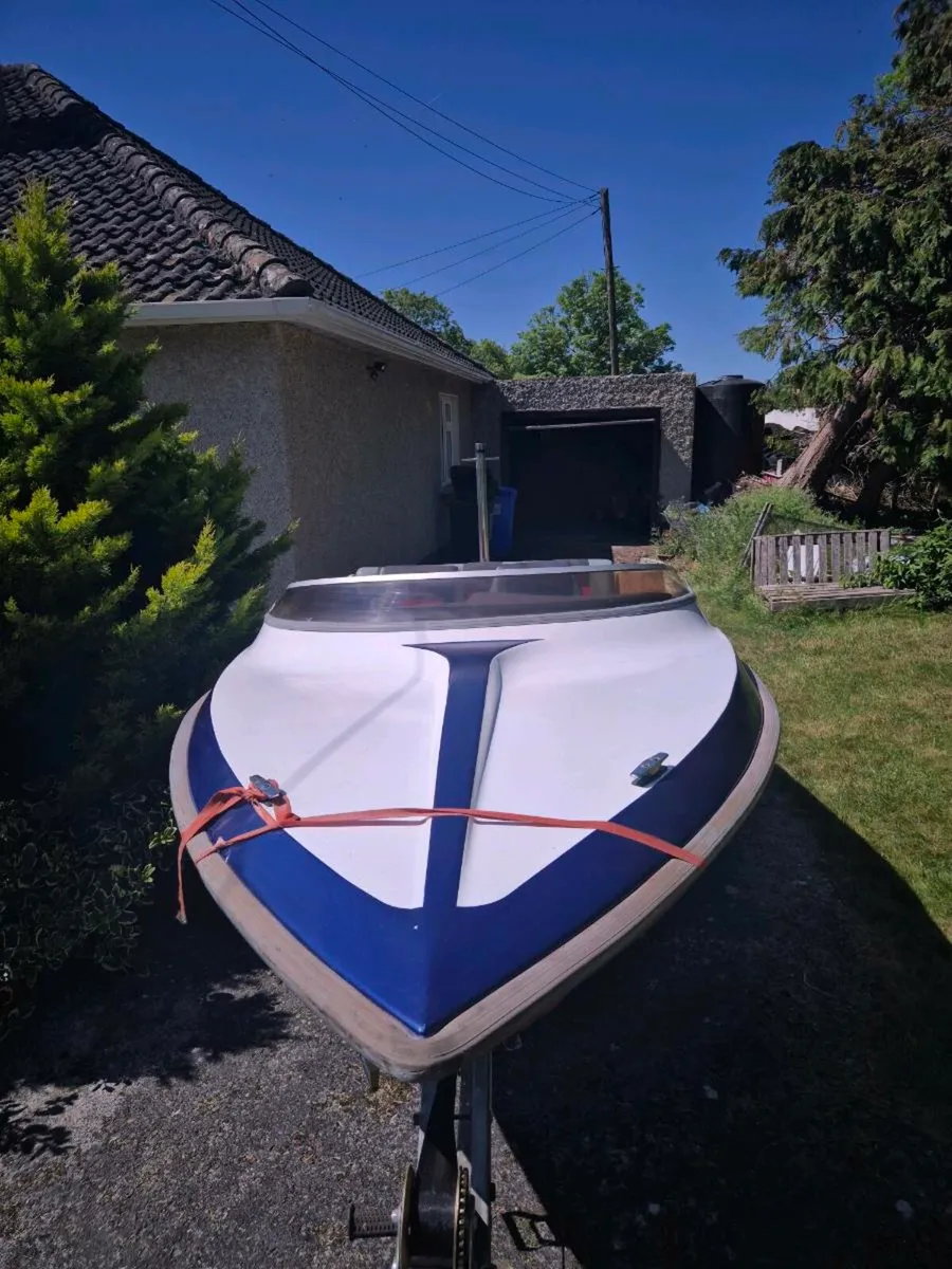 Speed boat with trailer and fuel tank - Image 1