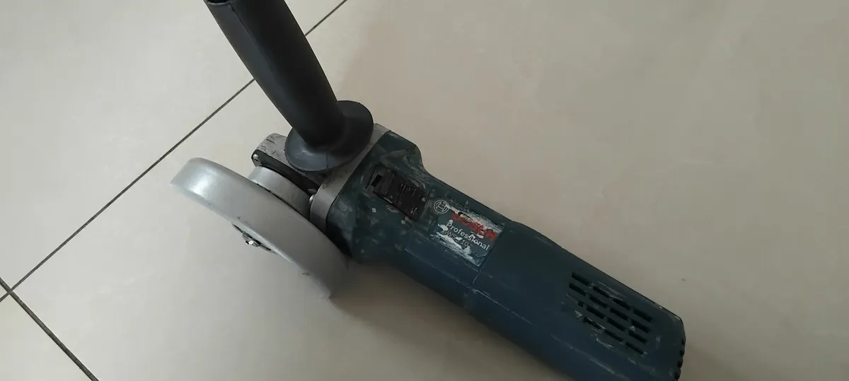 Bosch GWS 710 Grinder 240v - Image 3