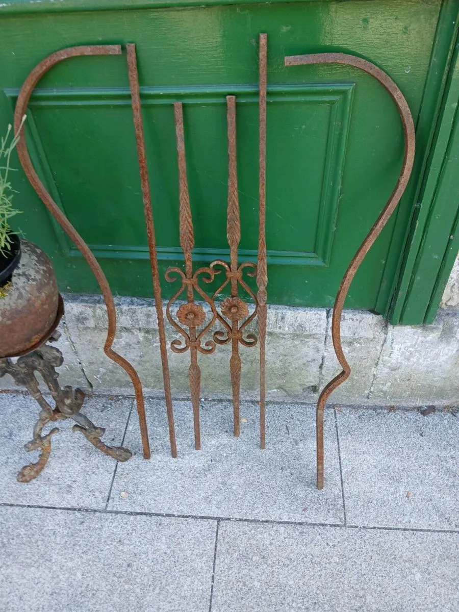 Wrought iron rails - Image 1