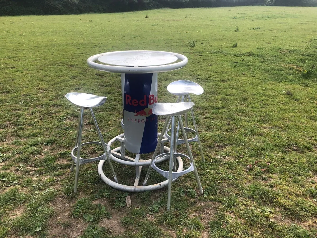 Outdoor tall table and alloy stools