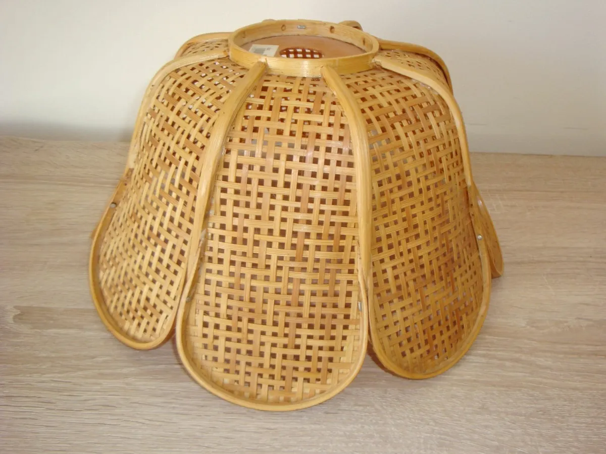 Scalloped rattan lamp shade - Image 1