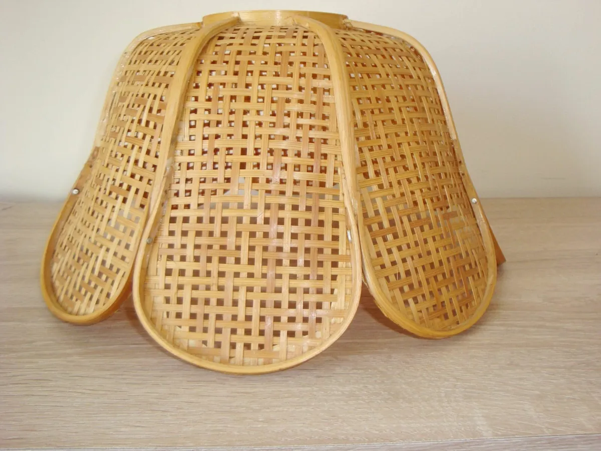 Scalloped rattan lamp shade - Image 2