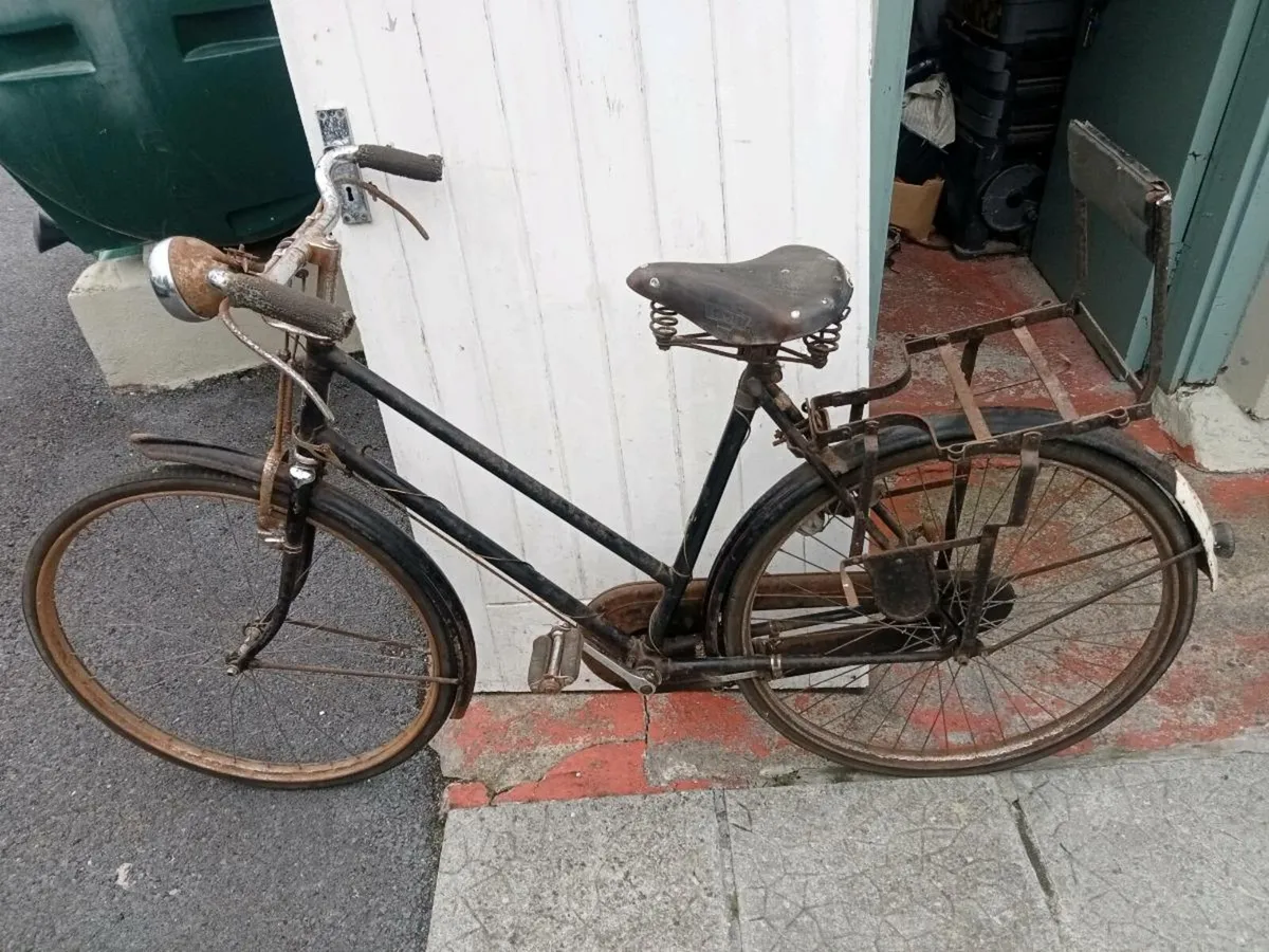 Ladies triumph high nelly bicycle - Image 3