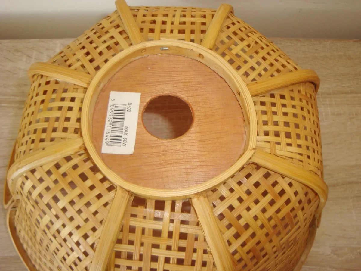 Scalloped rattan lamp shade - Image 3