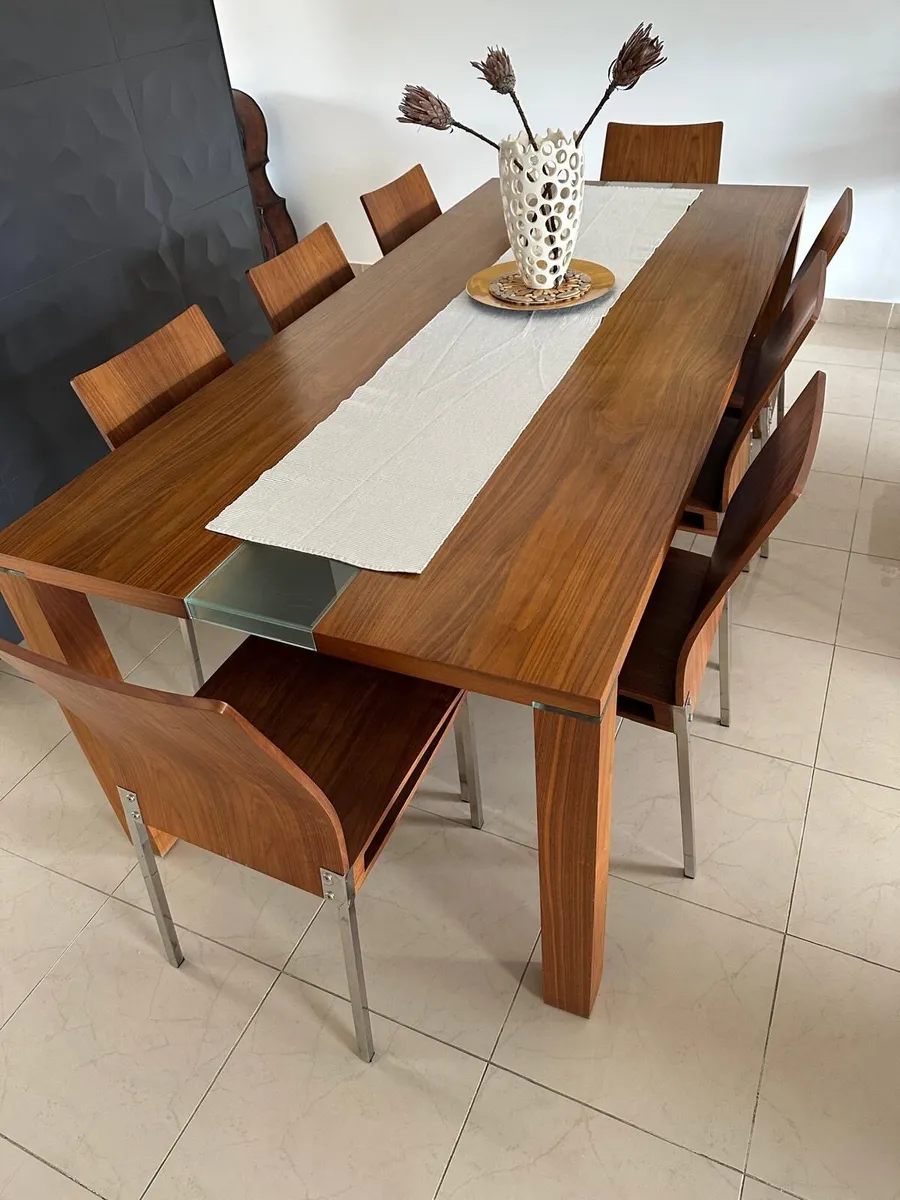 Dining table + 8 chairs great condition