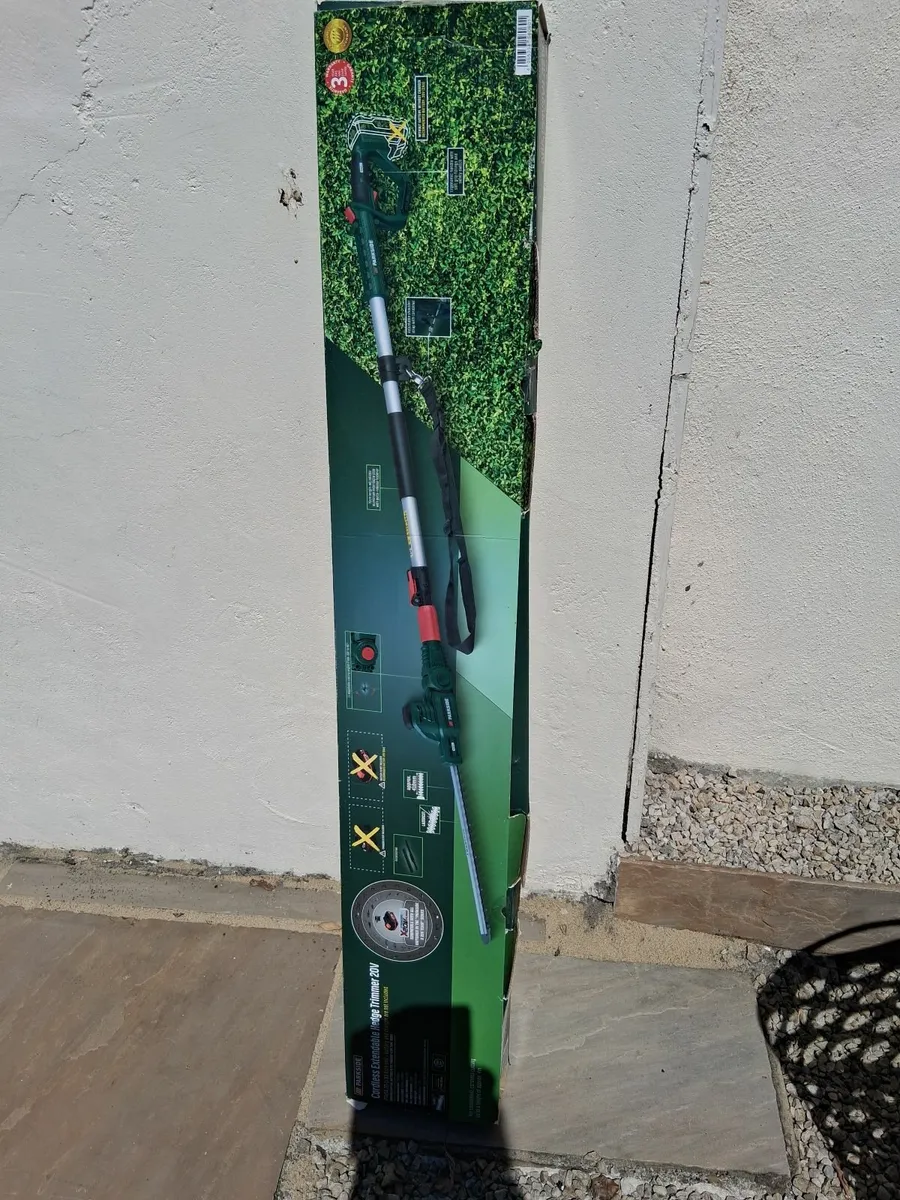 Cordless extendible hedge trimmer - Image 1