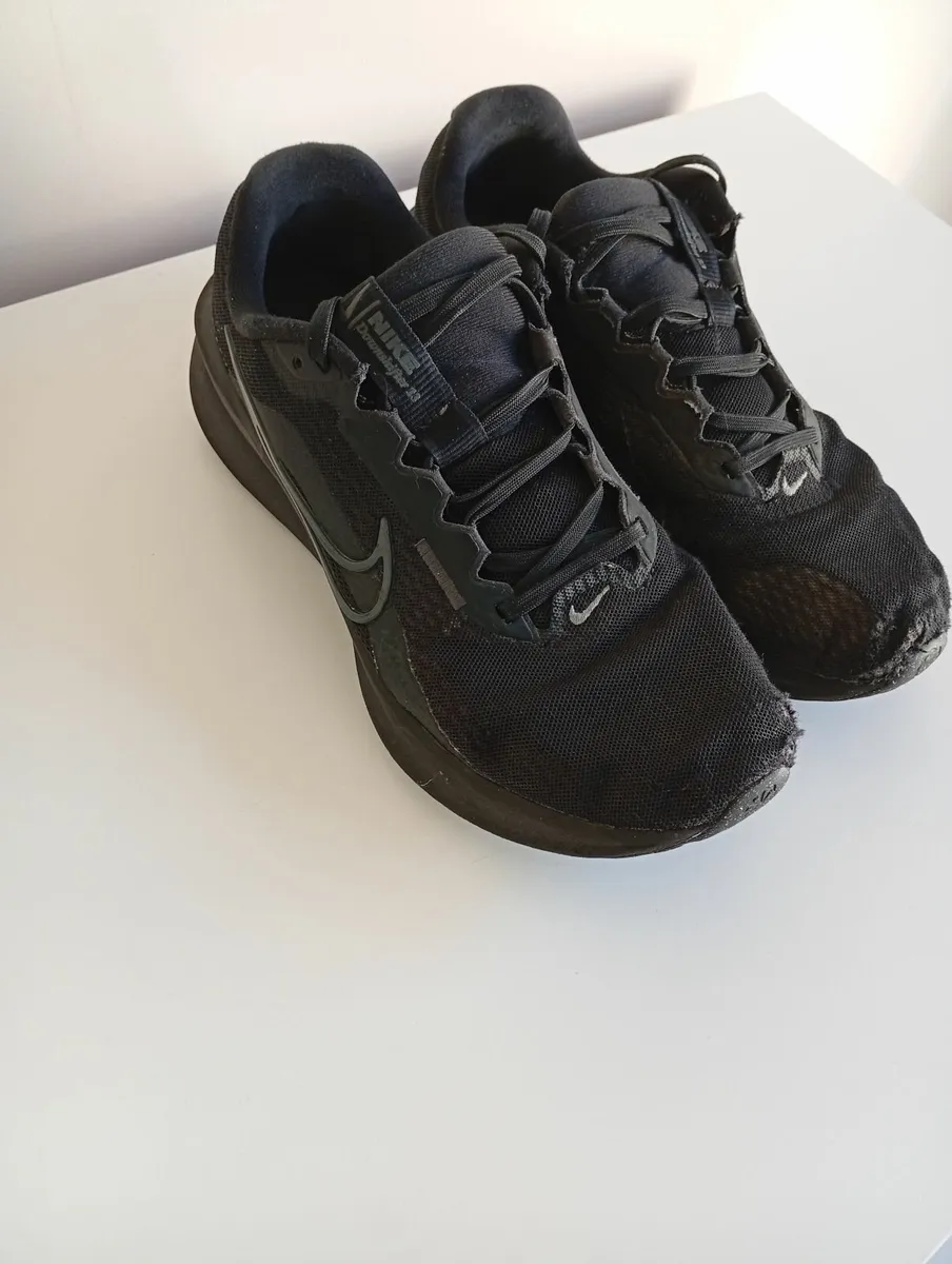 Mens Black Nike Trainers, size UK8.5 - Image 2