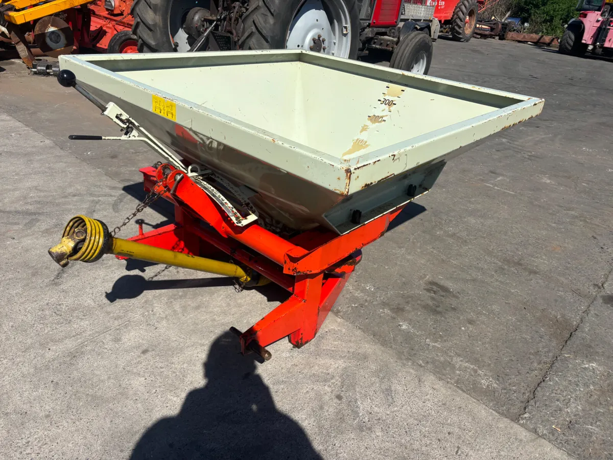 Kuhn Fertilser Spinner - Image 3