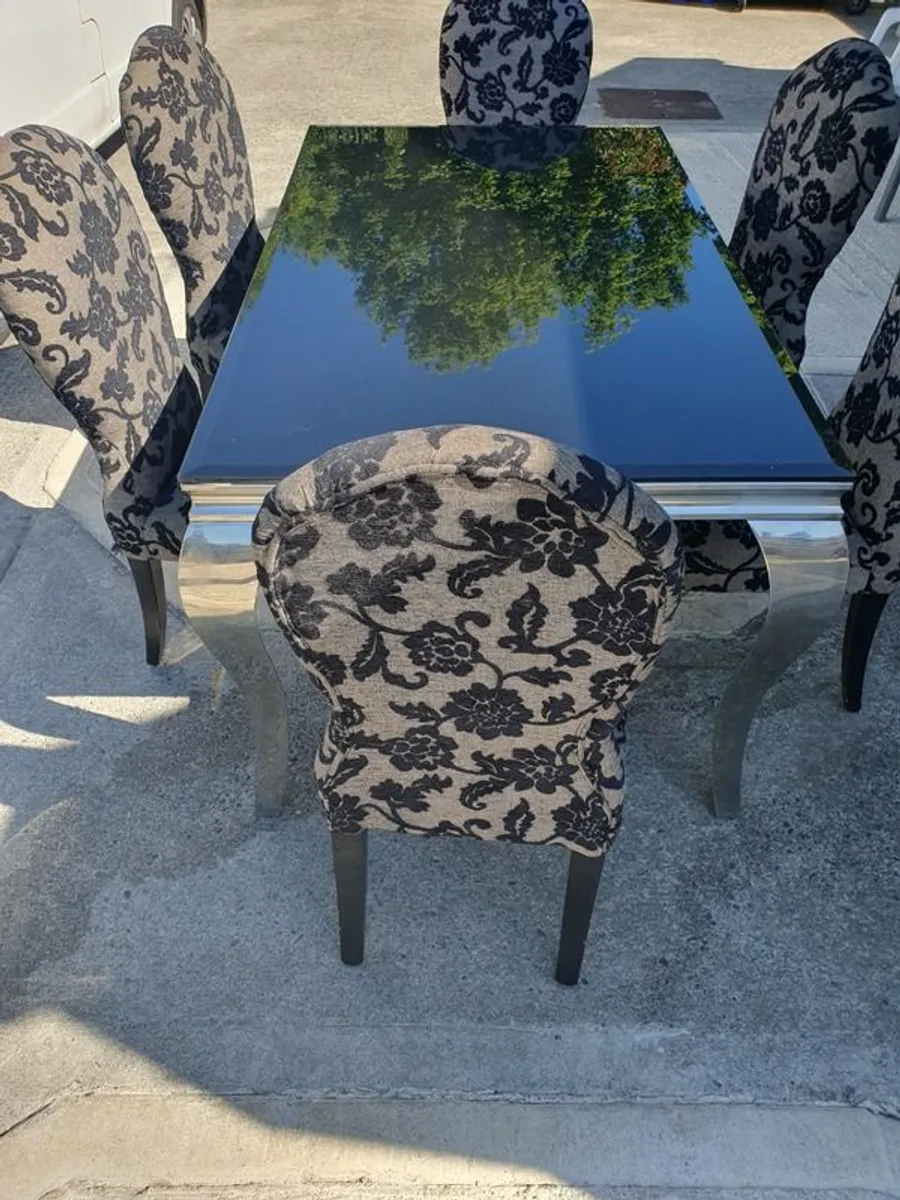 Table and chairs - Image 1