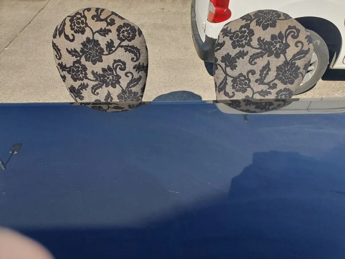 Table and chairs - Image 2