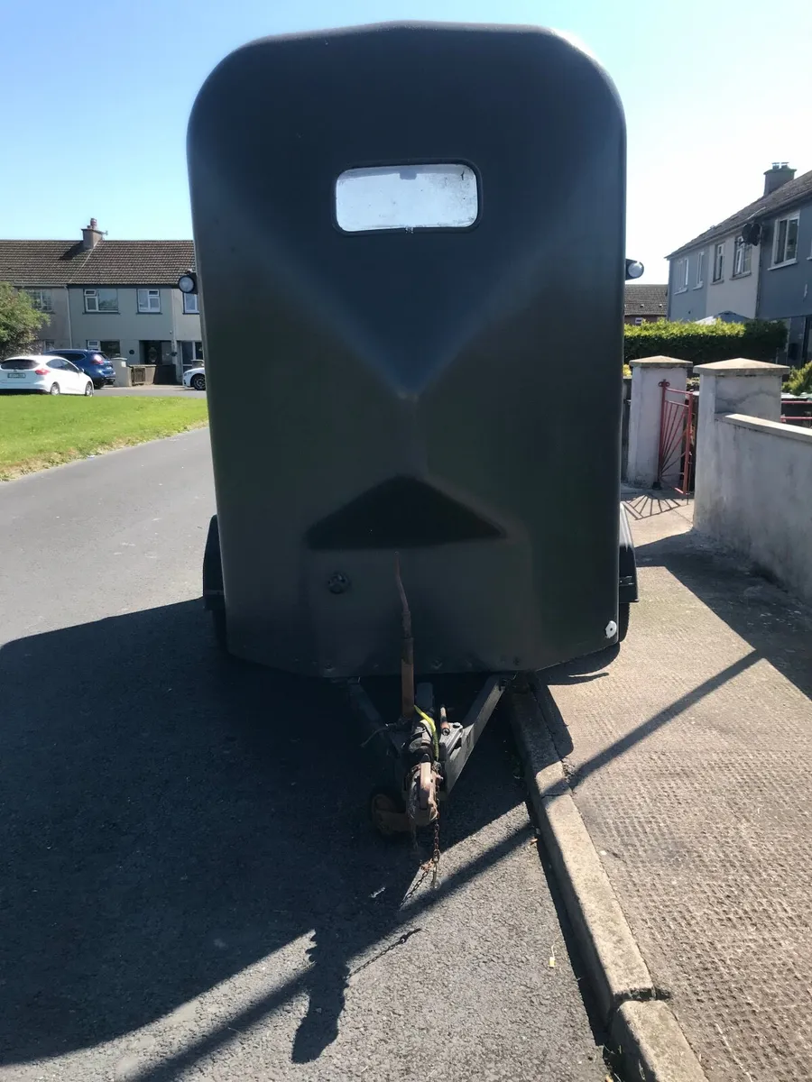 Horse box - Image 1