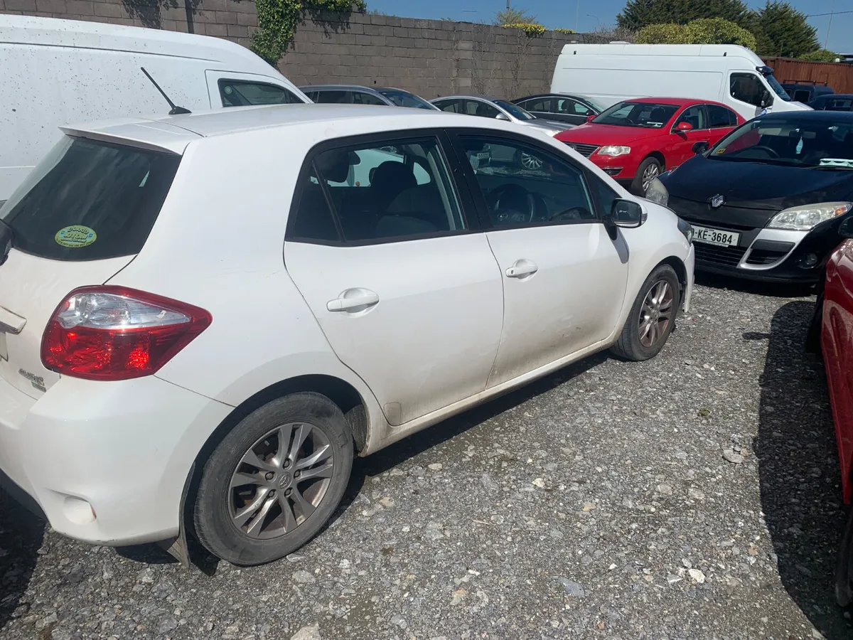 Breaking 3011 TOYOTA AURIS DIESEL - Image 2