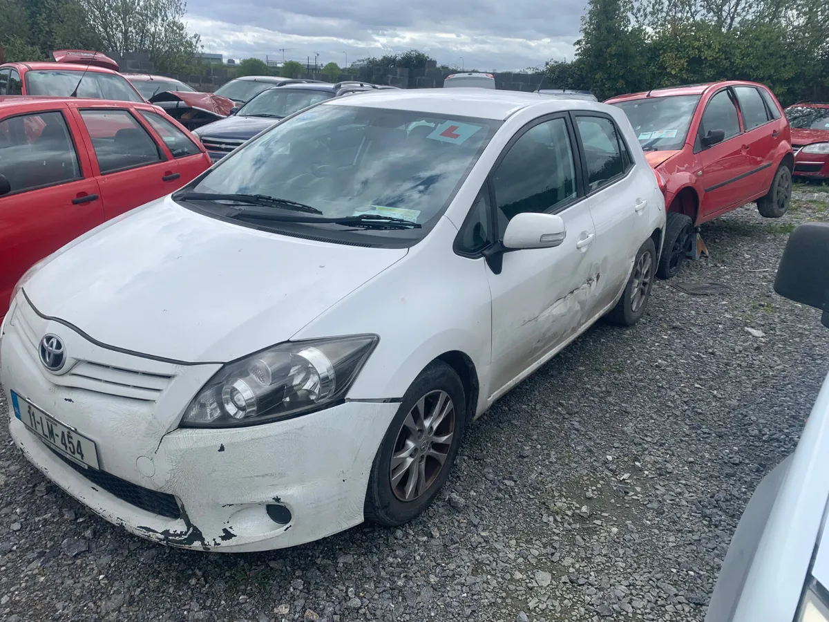 Breaking 3011 TOYOTA AURIS DIESEL - Image 1