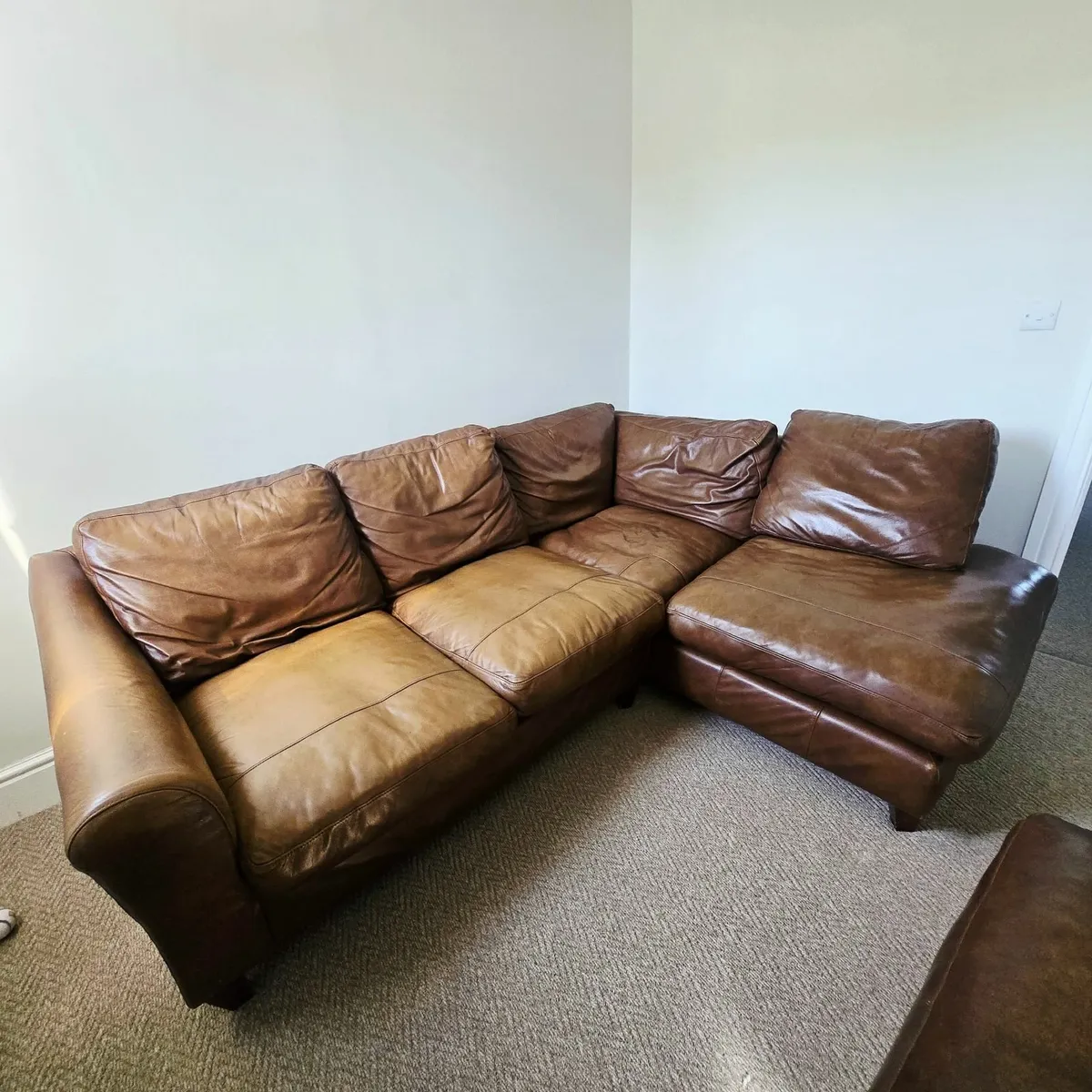 L -shaped leather sofa and footstool - Image 1
