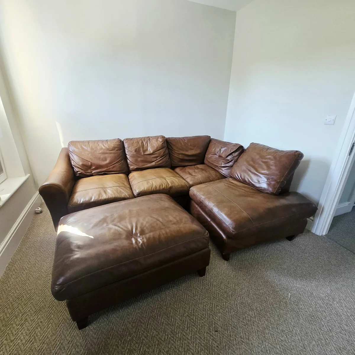 L -shaped leather sofa and footstool - Image 2