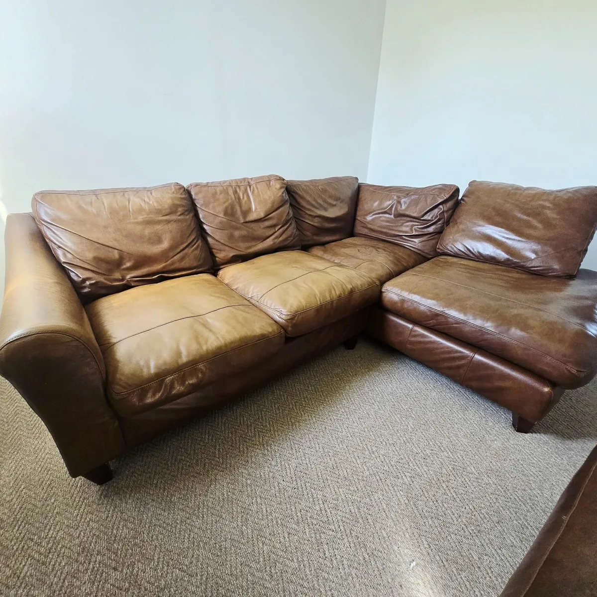 L -shaped leather sofa and footstool - Image 3