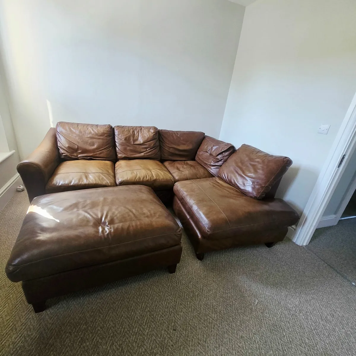 L -shaped leather sofa and footstool - Image 4
