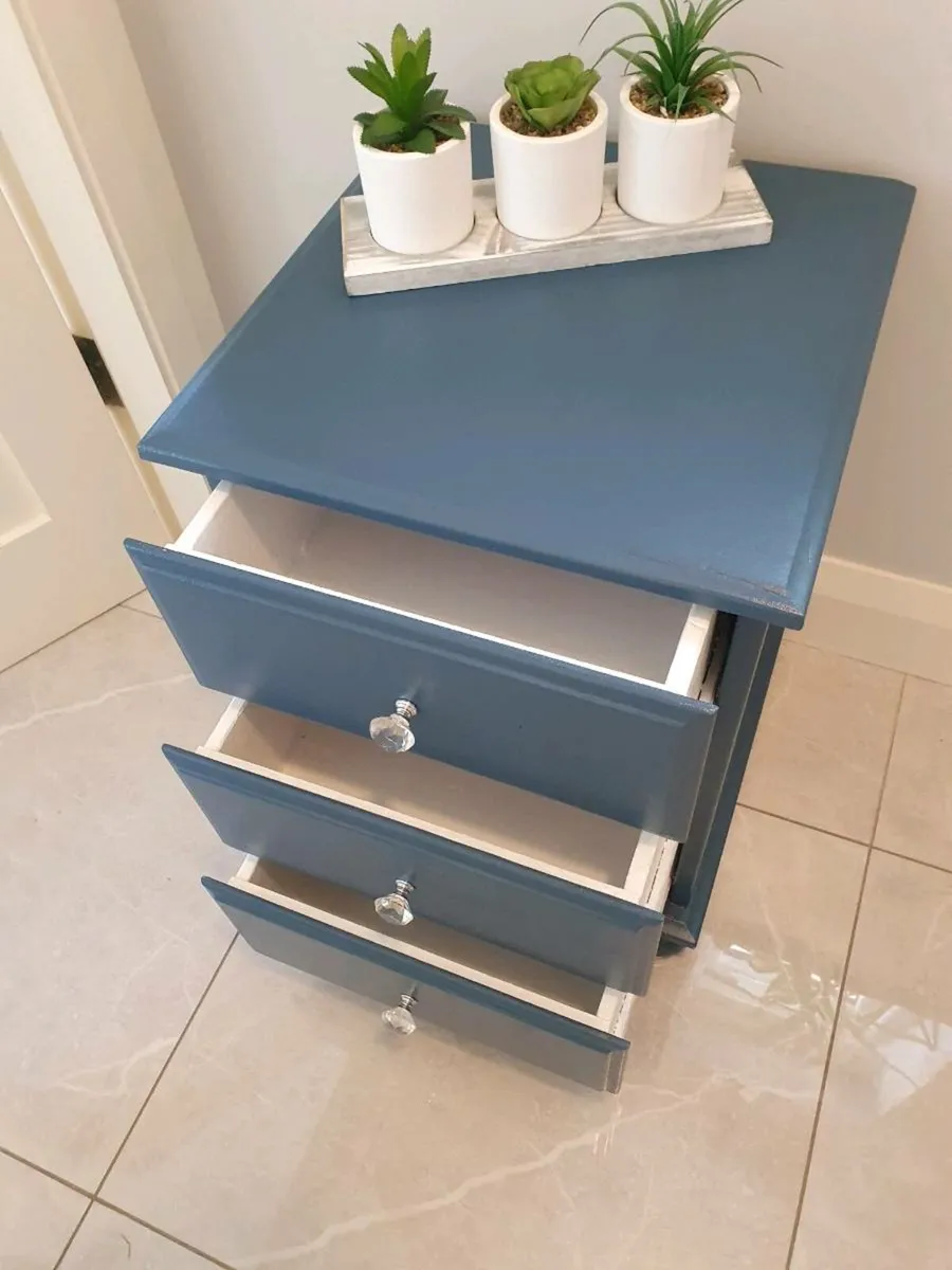 Pair of Bedside Lockers - Image 4