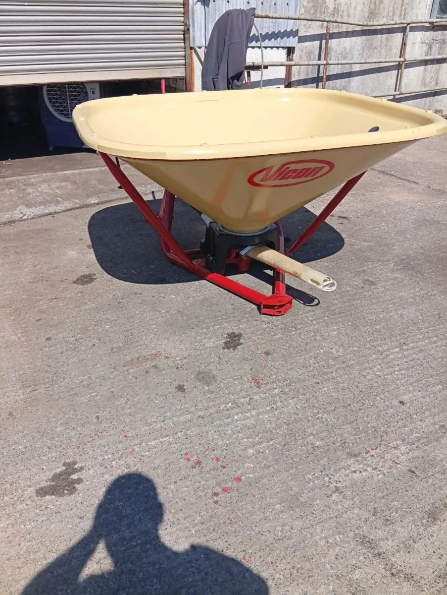 Vicon 700/750 kg spreader - Image 2