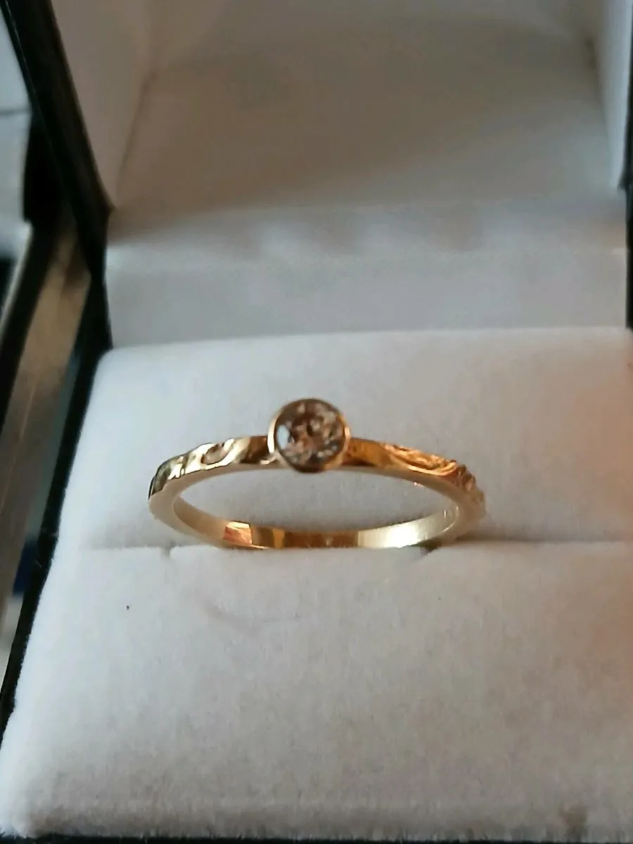 9ct gold  solitaire  ring - Image 1