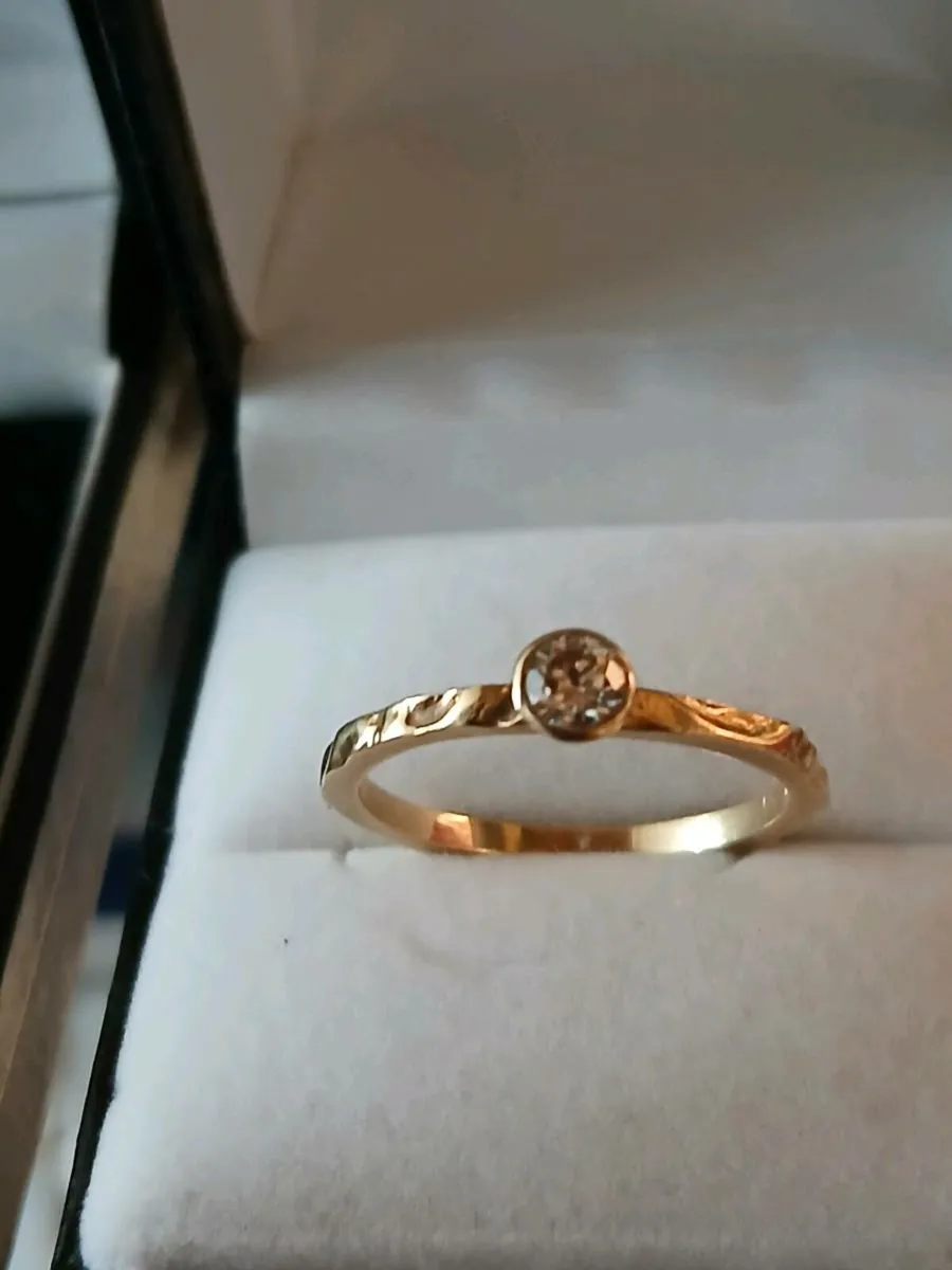 9ct gold  solitaire  ring - Image 2