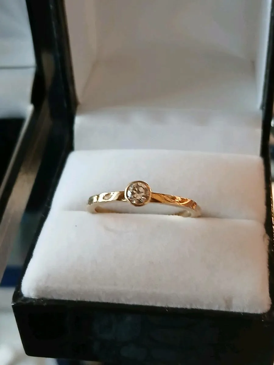 9ct gold  solitaire  ring - Image 3