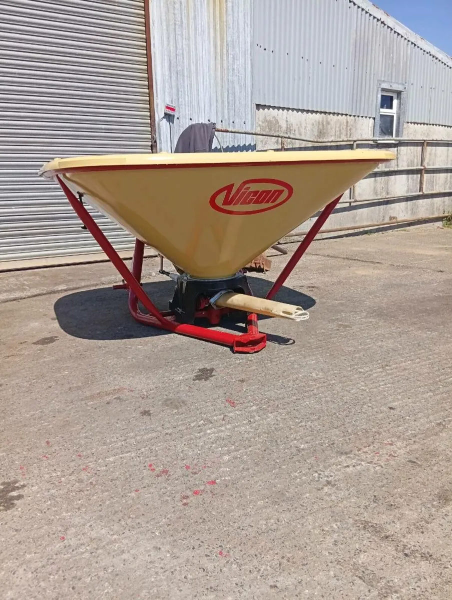 Vicon 700/750 kg spreader - Image 1