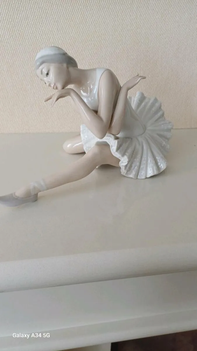 Vintage Lladro Ballerina Fgurine - Image 1
