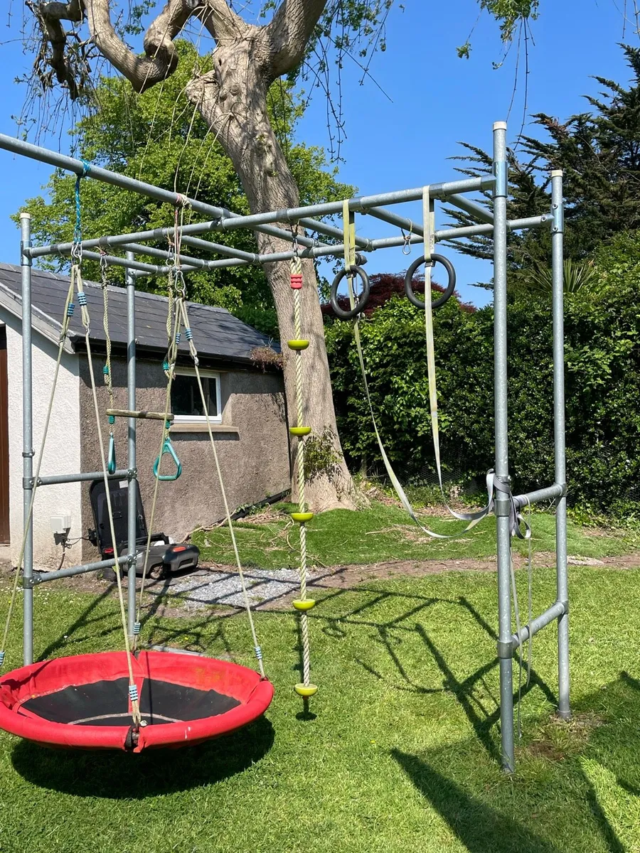 Outdoor climbing frame - Image 1