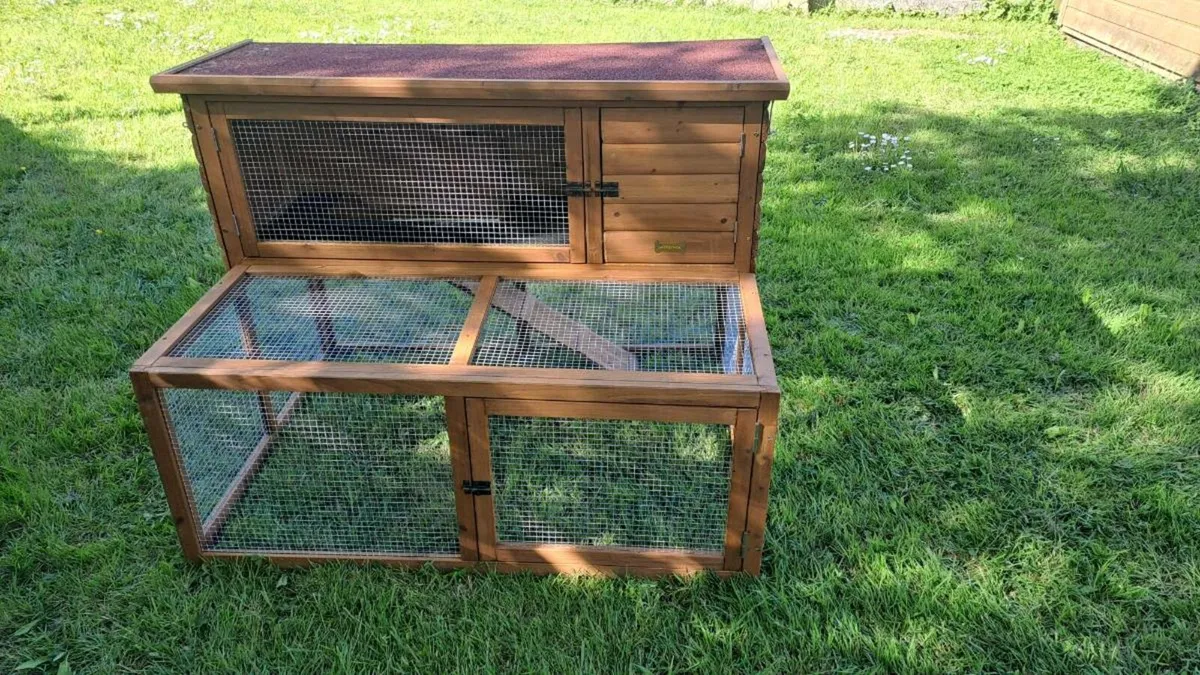 Rabbit hutch and box - Image 1