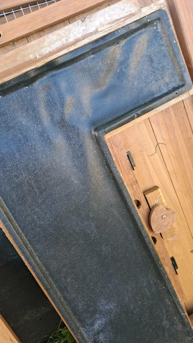Rabbit hutch and box - Image 3