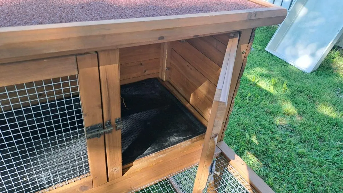 Rabbit hutch and box - Image 4