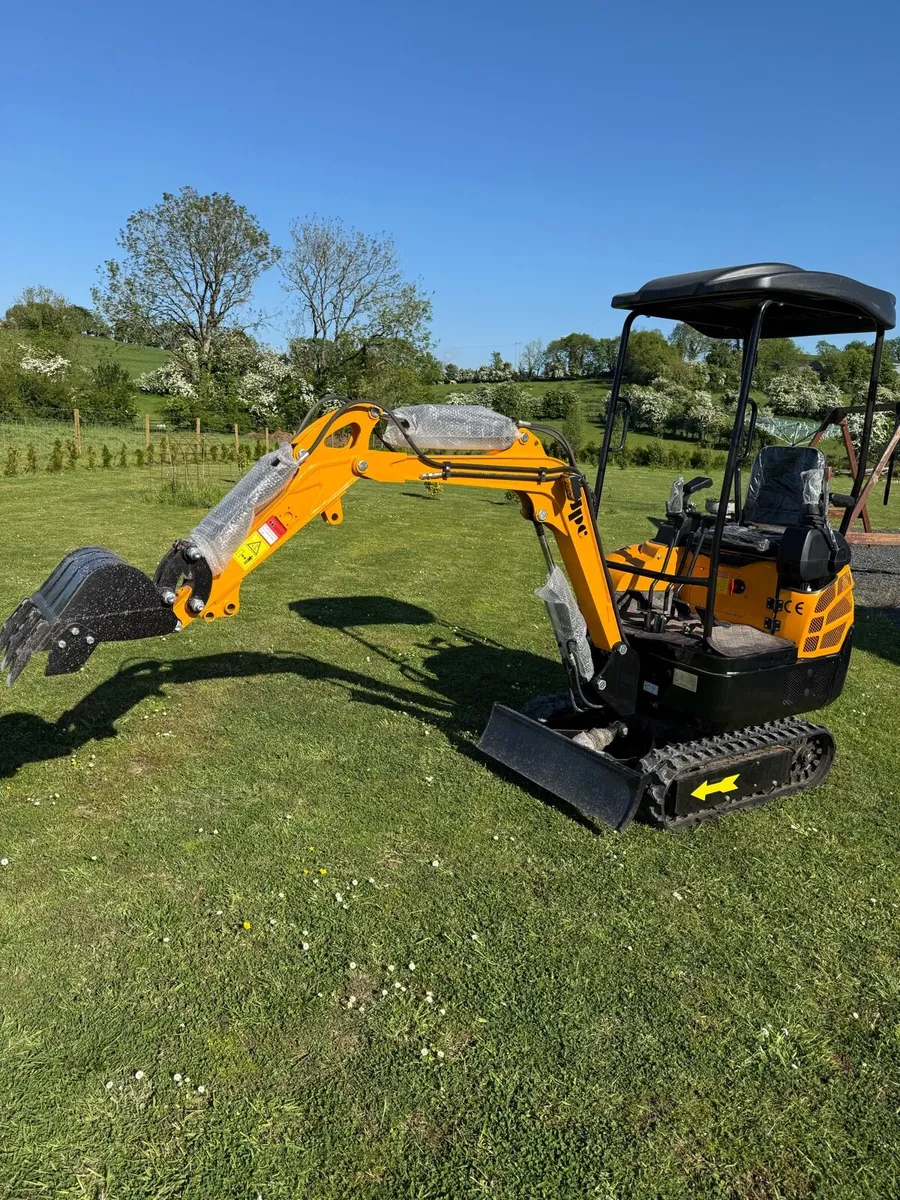 1350kg mini digger - Image 1
