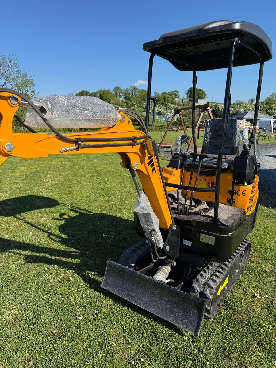 1350kg mini digger - Image 2