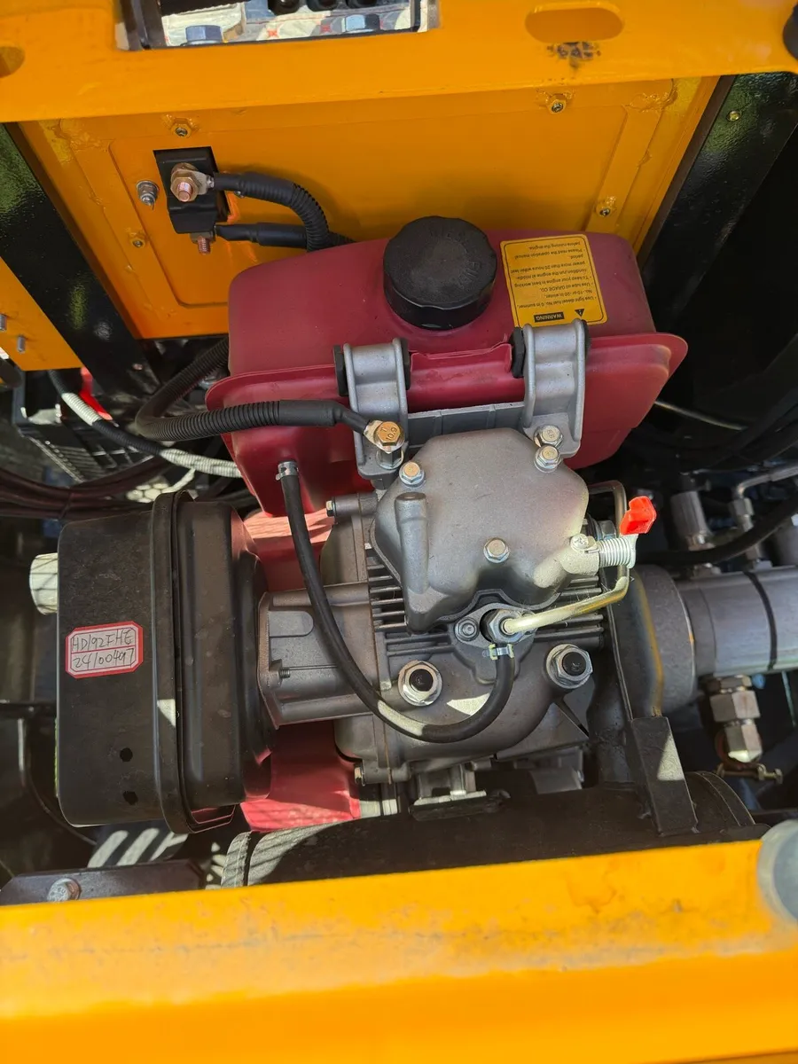 1350kg mini digger - Image 3